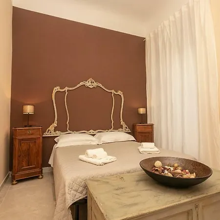 Homes In - Gold And Silver جنوة