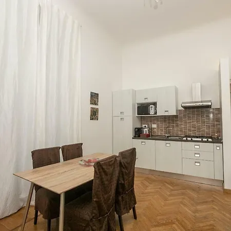 Homes In - Gold And Silver * ジェノヴァ