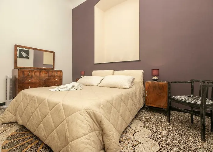 Homes In - Gold And Silver ジェノヴァ