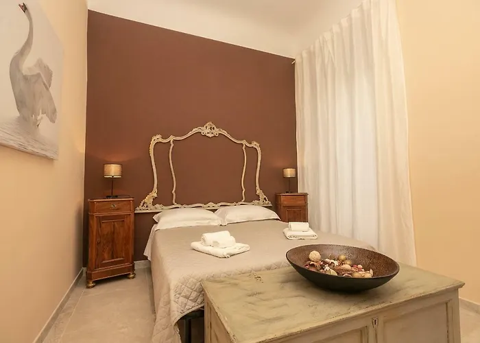 Homes In - Gold And Silver ジェノヴァ